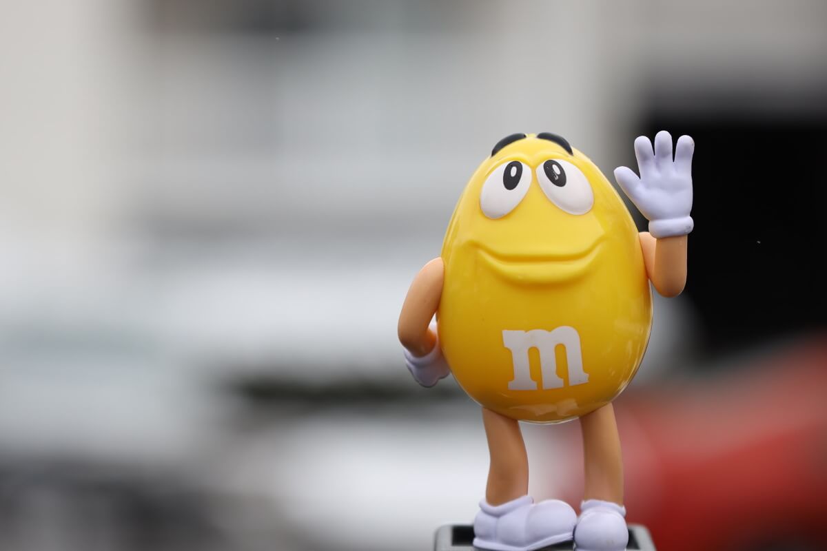 Говорящие конфетки. M&MS персонажи. Обновленный m&m. Конфеты m m скандал. M&M реклама ЛГБТ.